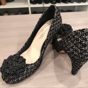 Authentic CHANEL CC Black & White Tweed Pumps 40